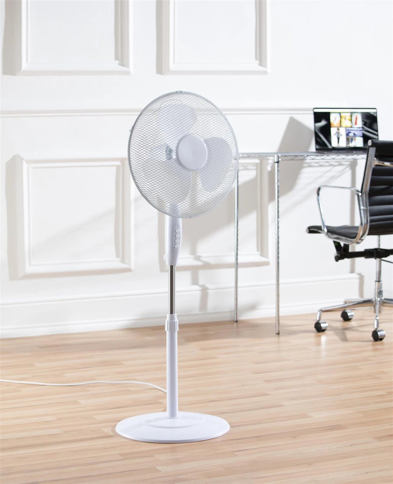 Daewoo 16" White Pedestal Fan Round Base