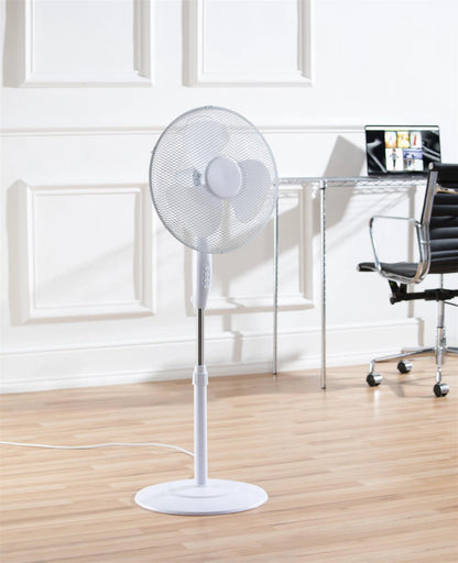 Daewoo 16" White Pedestal Fan Round Base